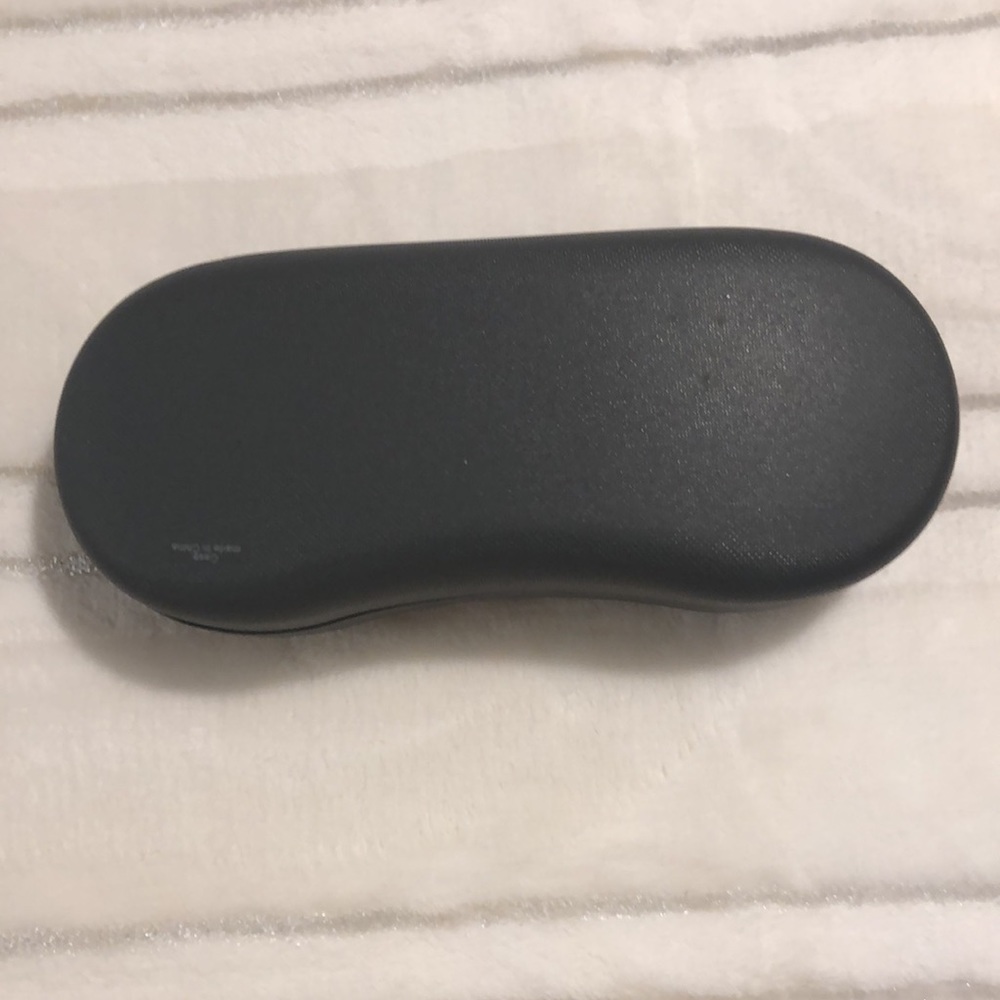 VERA WANG glasses case. Hard Dark grey outside w/ lighter grey felt inside liner
